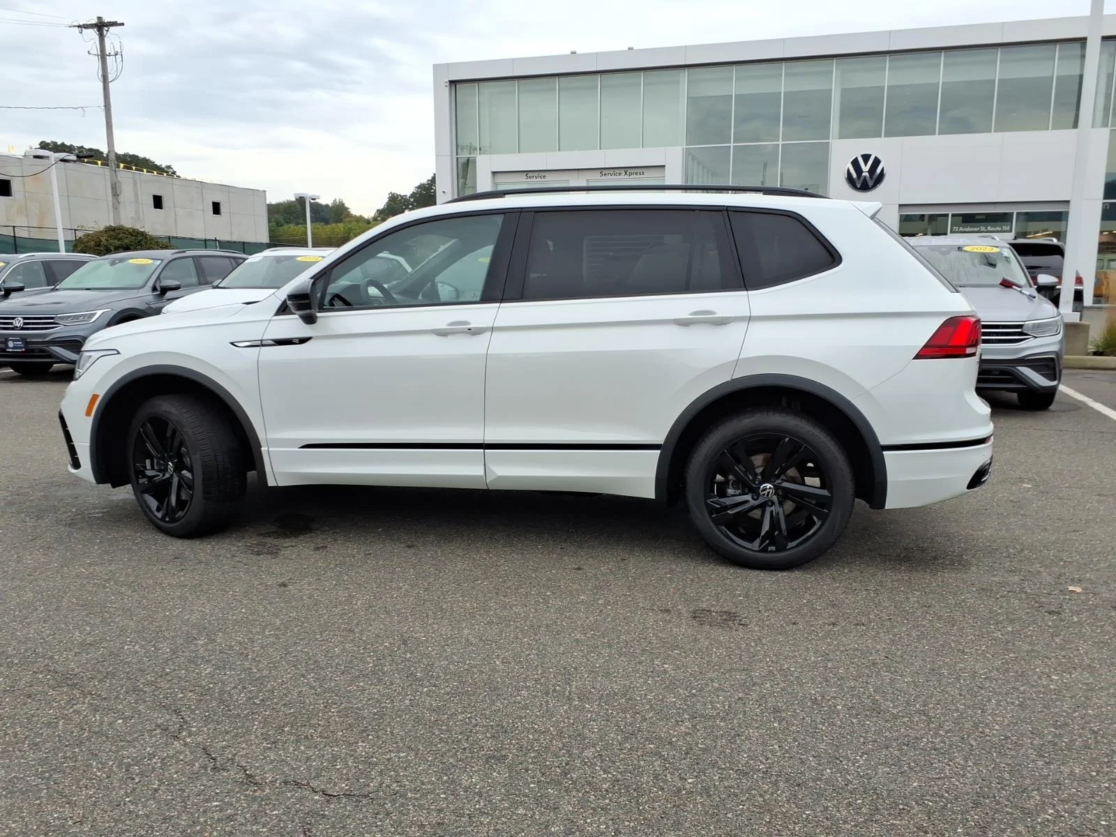 Certified Used 2024 OPAL WHITE PEARL EFFECT Volkswagen SE R-Line Black image 8