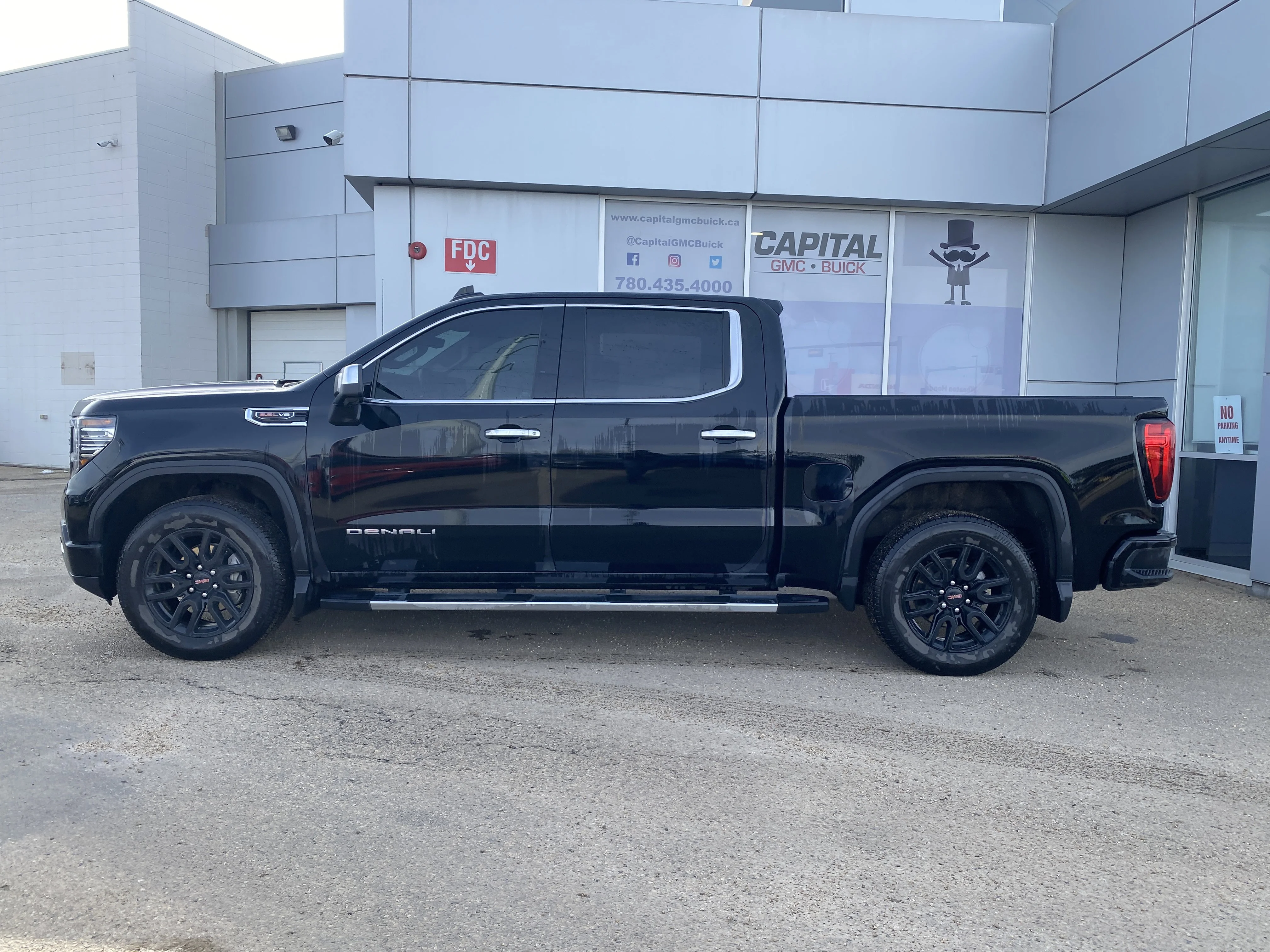 Certified Used 2025 Black GMC Crew Cab Denali * 6.2L V8 *360 CAMERA * HEAD UP DISPLAY * image 2