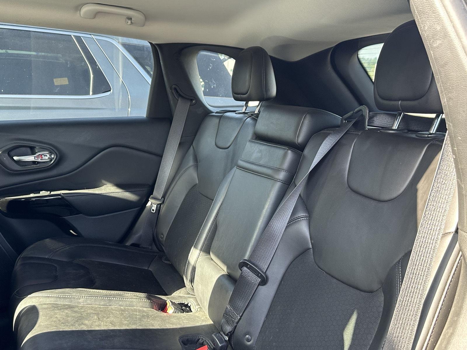 Used 2019 Diamond Black Crystal Pearlcoat Jeep Altitude image 7