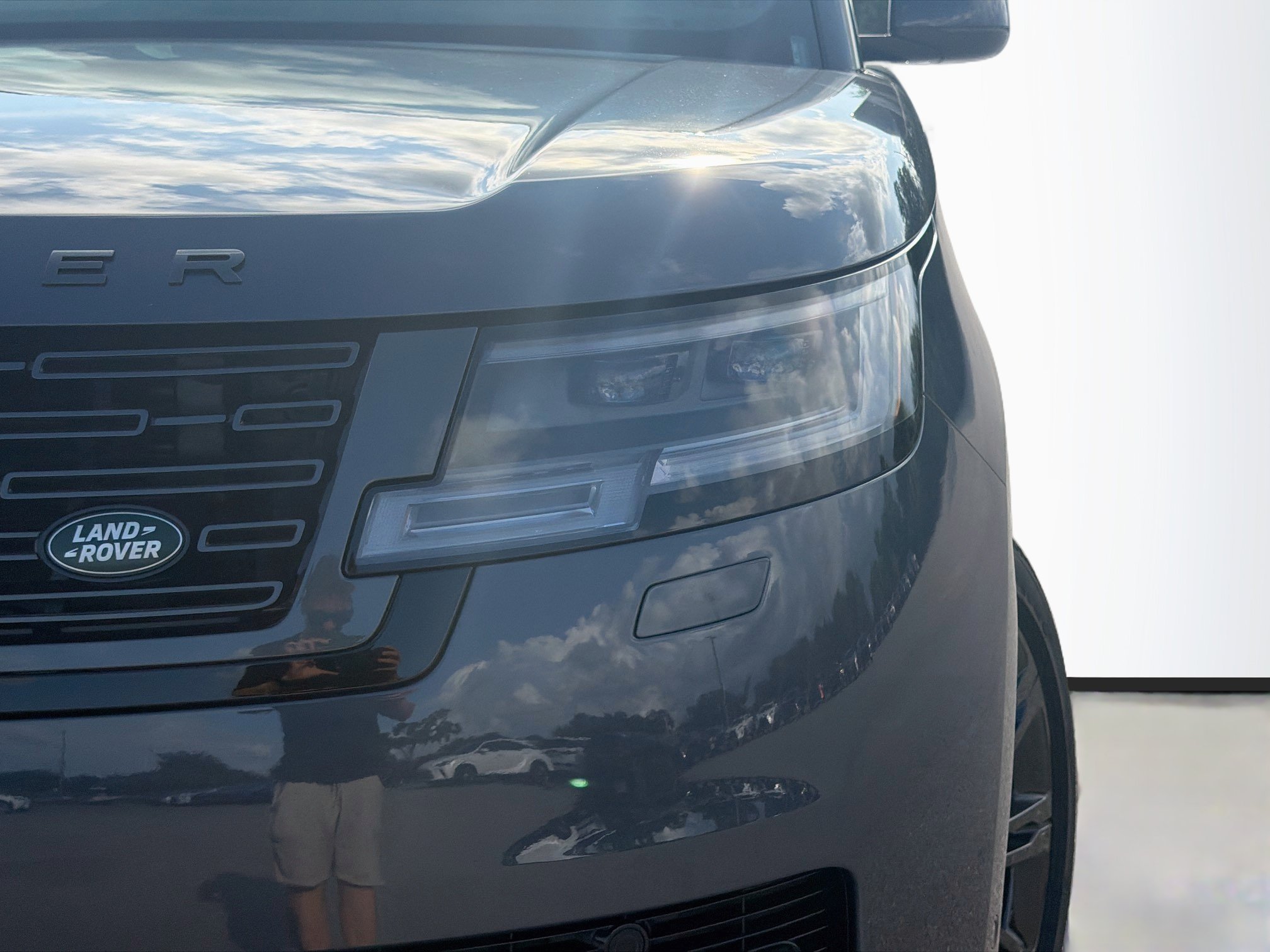 Used 2025 Gray Land Rover SE image 9