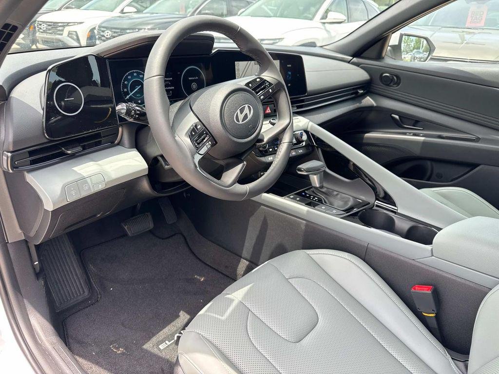 2025 Hyundai Elantra Limited - Photo 8