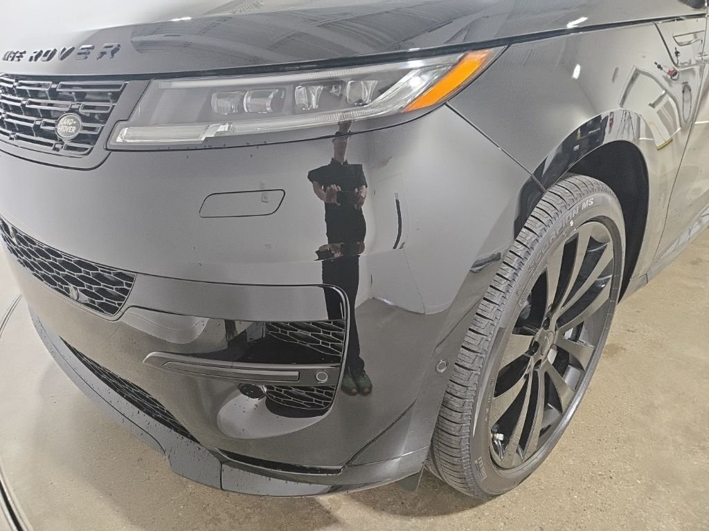 New 2026 Santorini Black Land Rover Dynamic SE image 11