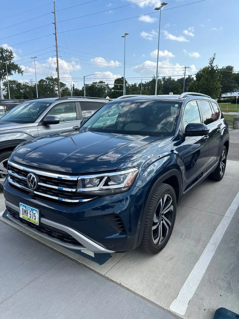 Used 2021 Blue Volkswagen SEL Premium image 9