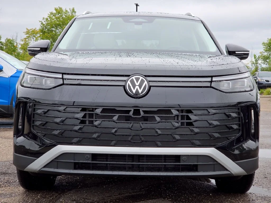 New 2026 Deep Black Pearl Volkswagen SE image 10