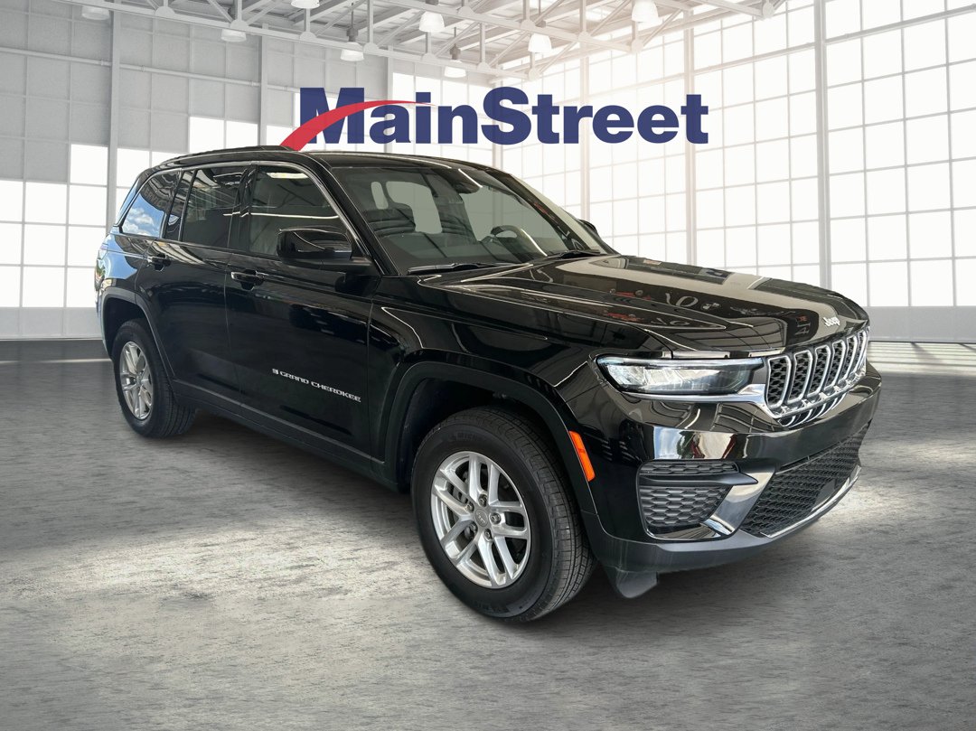 New 2026 Diamond Black Crystal Pearlcoat Jeep Laredo image 7