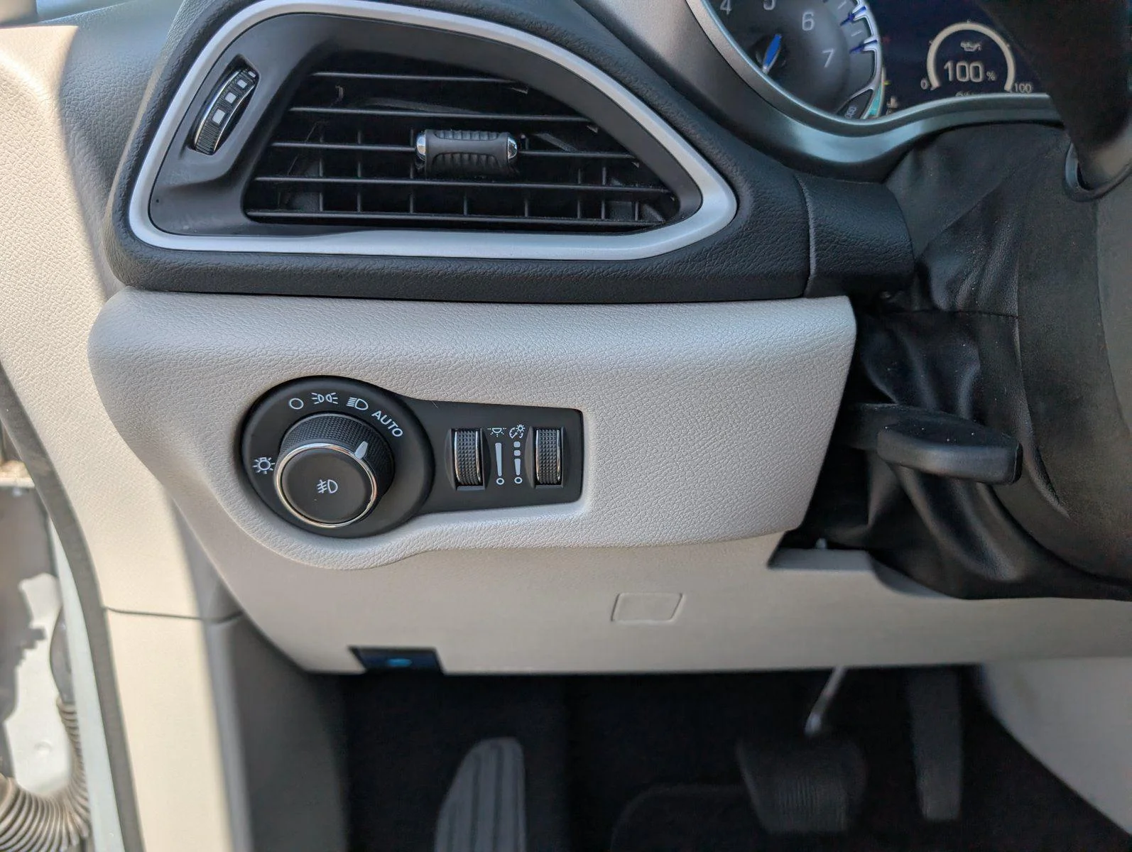 Used 2024 Silver Mist Clearcoat Chrysler Touring L image 26