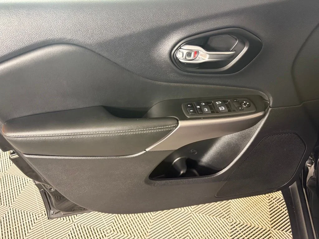 Used 2022 Black Jeep Latitude Lux image 11