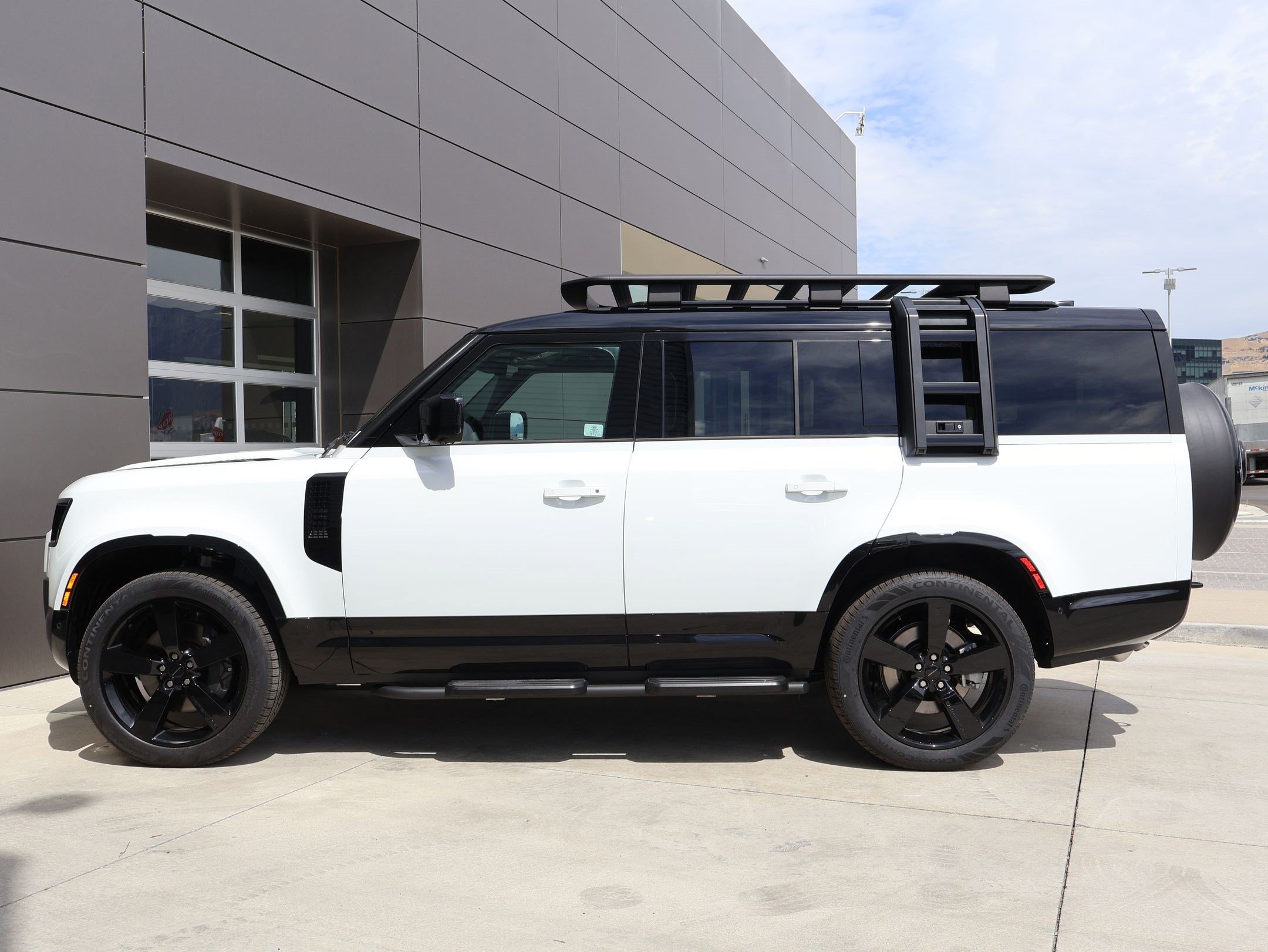 New 2026 Fuji White LAND ROVER P400 X-Dynamic SE image 9