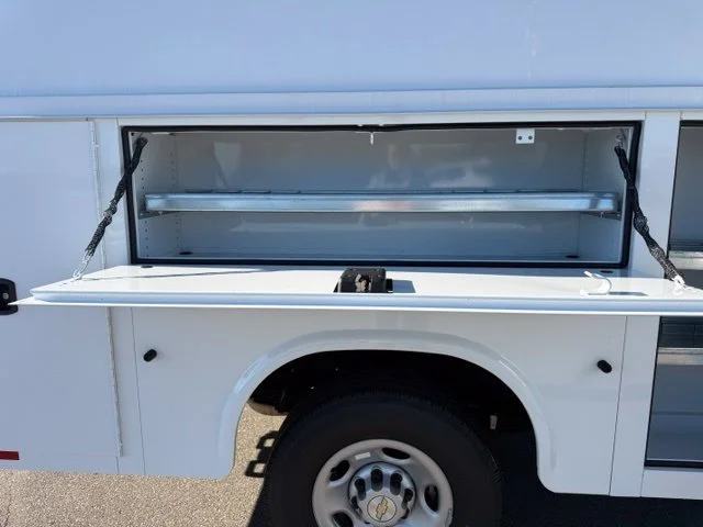 New 2026 Summit White Chevrolet 1WT image 34