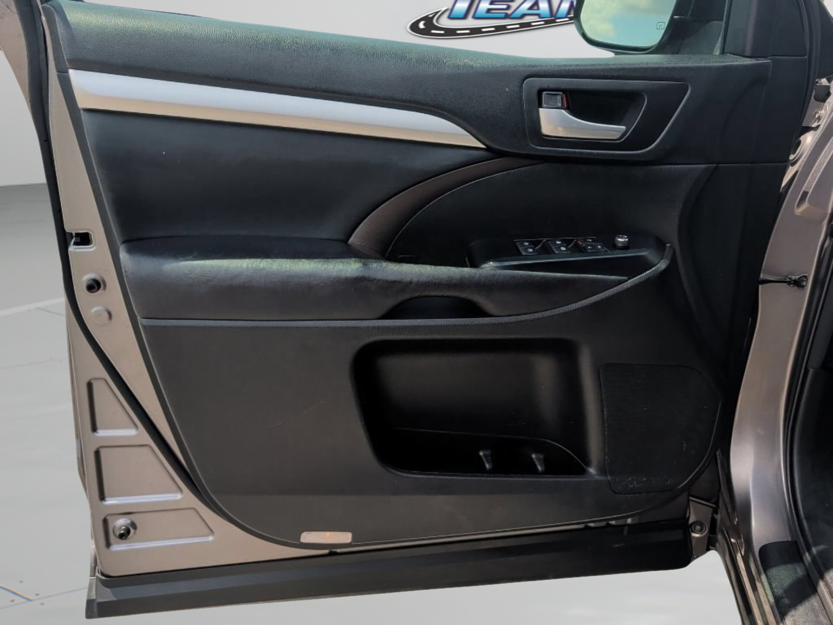 Used 2016 Predawn Gray Mica Toyota XLE image 16