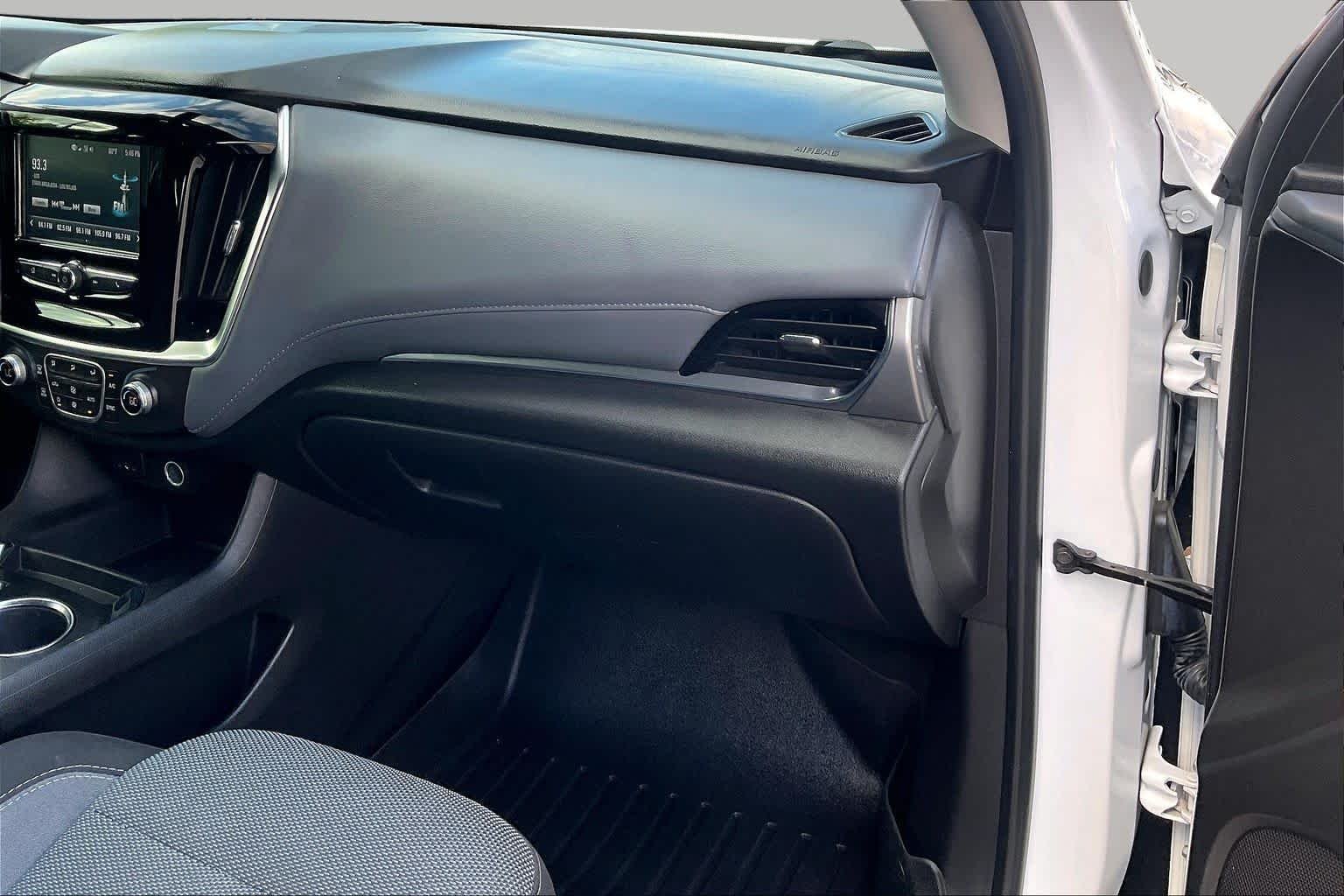 Used 2018 Summit White Chevrolet LT Cloth image 18
