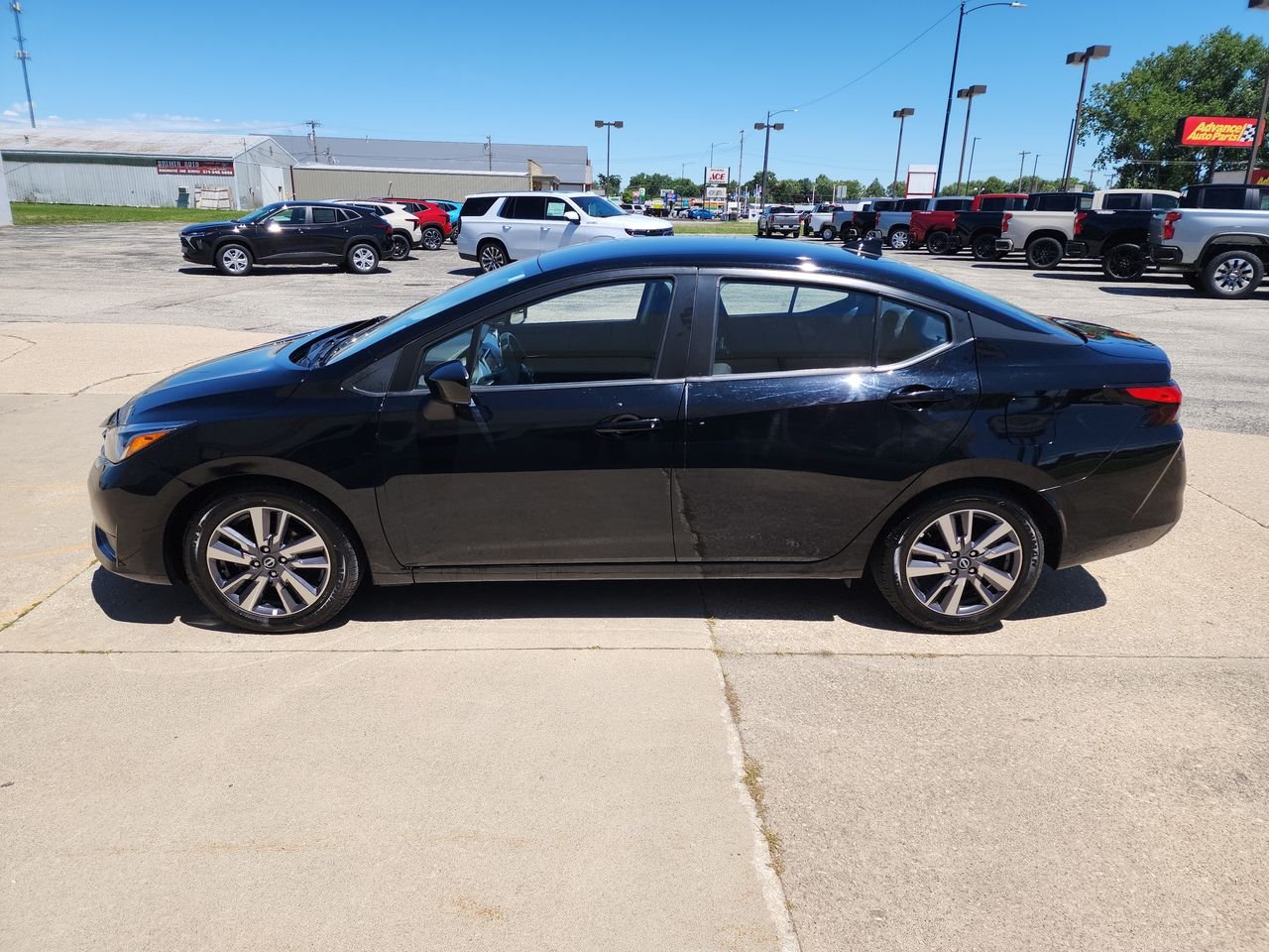 Used 2023  Nissan SV image 5