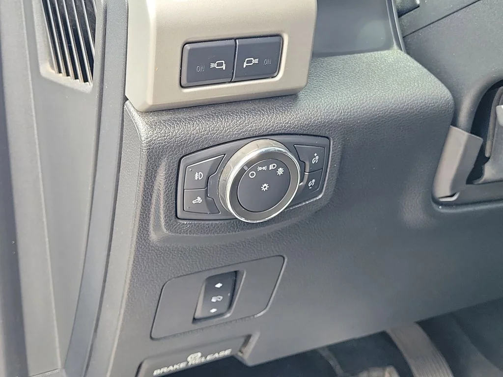Used 2021 White Ford Lariat image 21