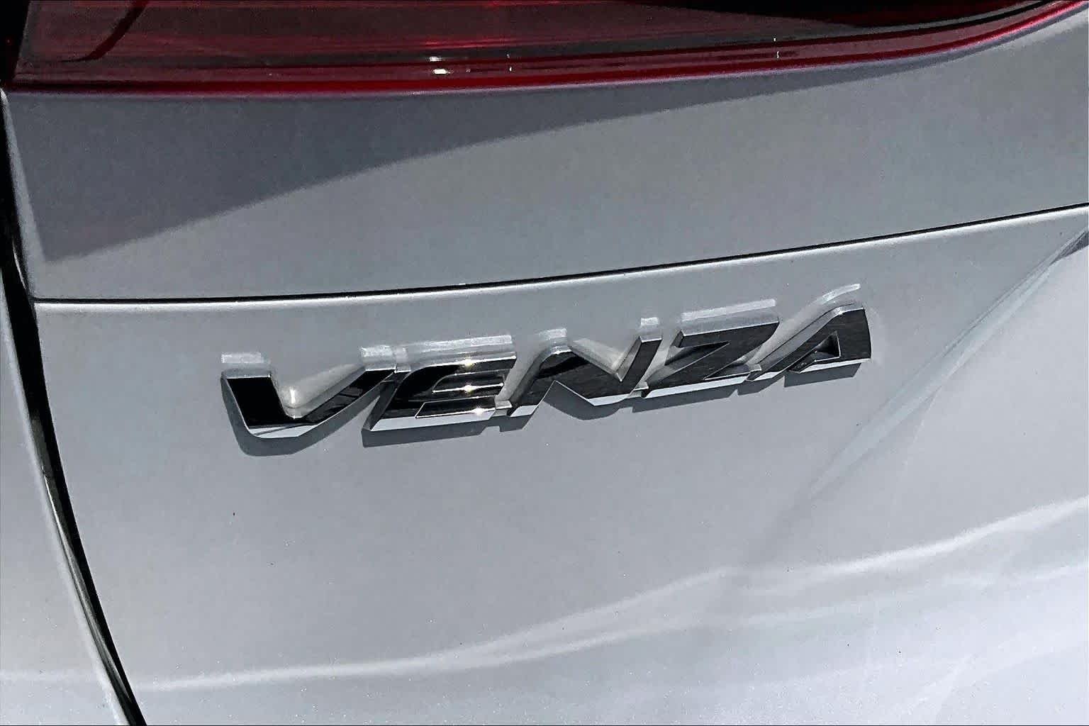 Used 2023 Wind Chill Pearl Toyota XLE image 30