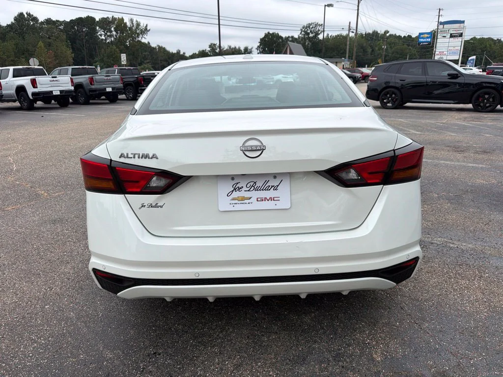 Used 2025 White Nissan SV image 4