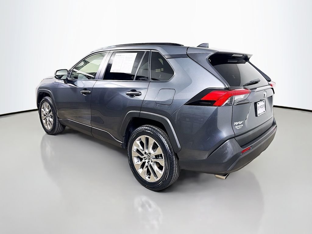 Used 2020 Magnetic Gray Metallic Toyota XLE Premium image 5