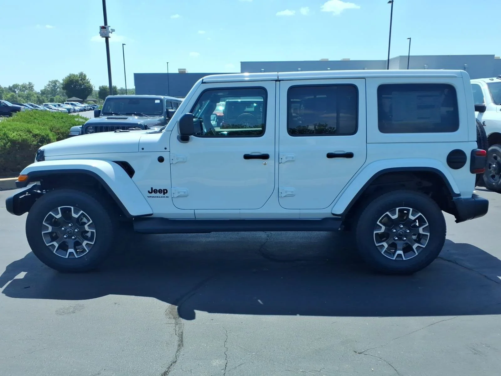 New 2026 Bright White Clear-Coat Exterior Paint Jeep Sahara image 3