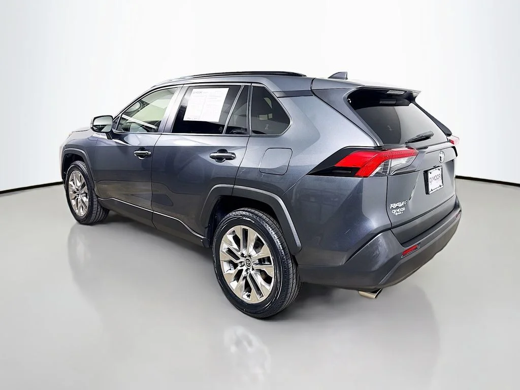 Used 2020 Magnetic Gray Metallic Toyota XLE Premium image 5