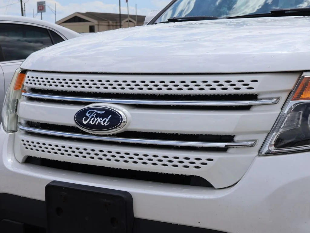 Used 2014 White Platinum Clearcoat Metallic Ford Limited image 2