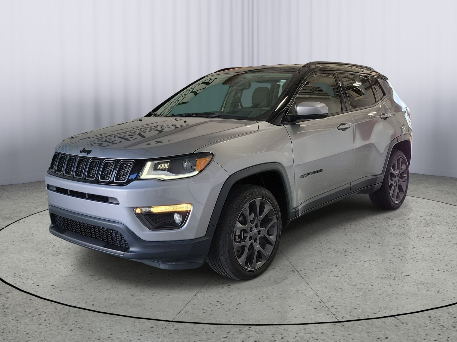 Used 2019 Silver Jeep Limited image 4