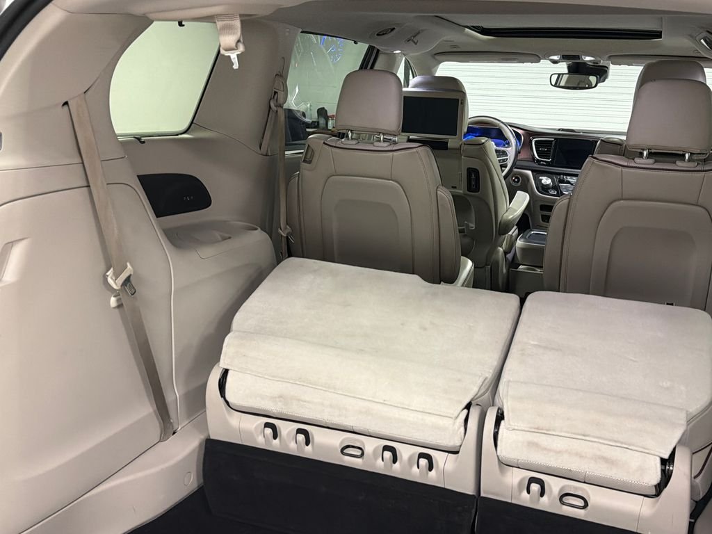 Used 2019 Silver Chrysler Limited image 20