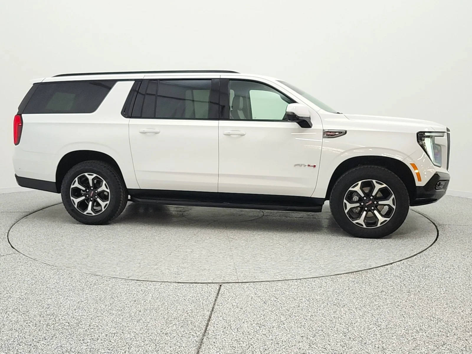 Used 2025 Summit White GMC 4WD 4dr AT4 image 4