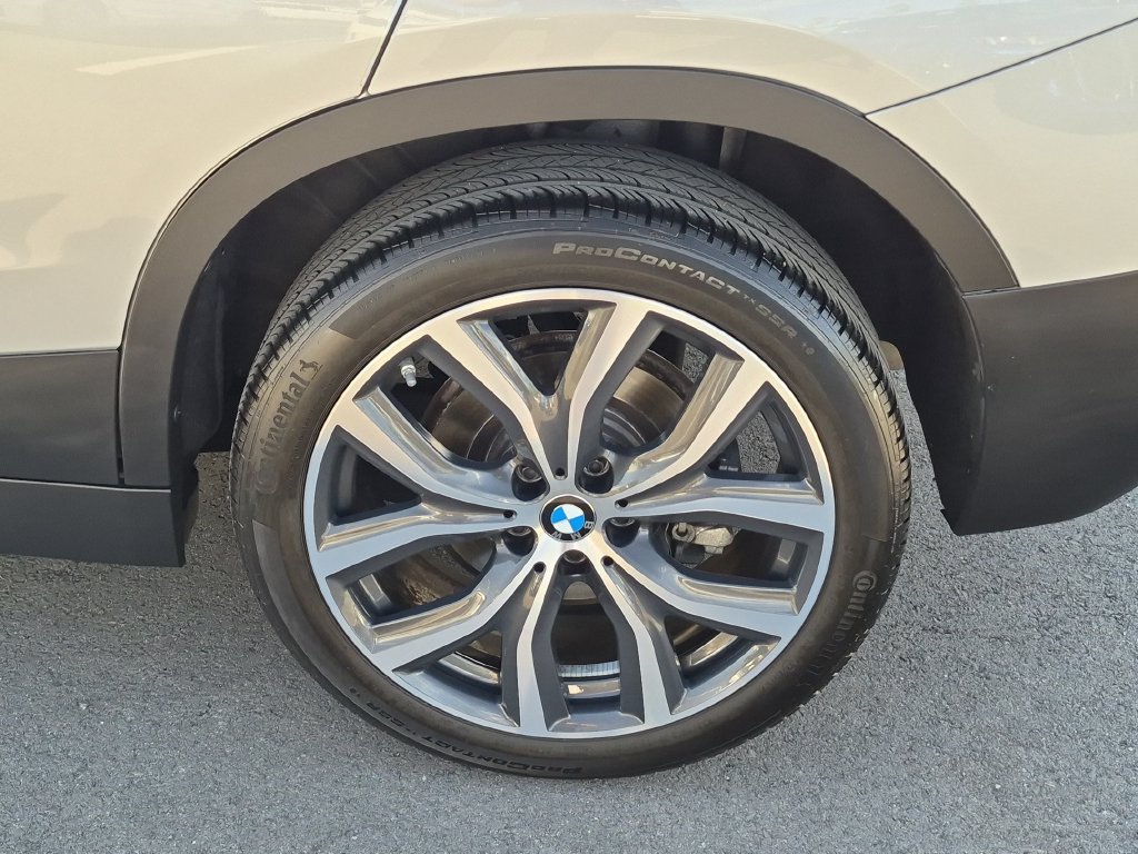 Used 2022 Silver BMW sDrive28i image 32