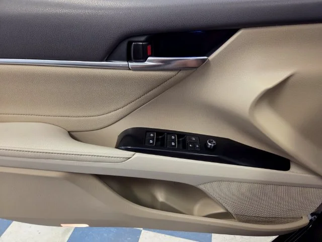 Used 2018 Brown Toyota XLE image 27