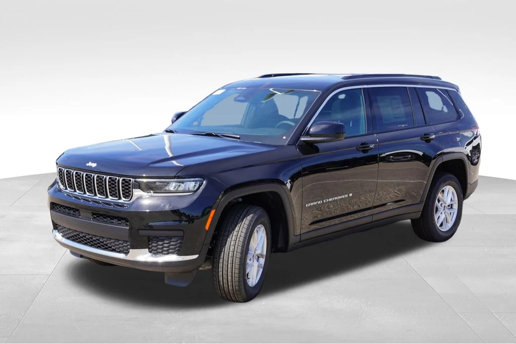 New 2026 Diamond Black Crystal Pearlcoat Jeep Laredo X image 7