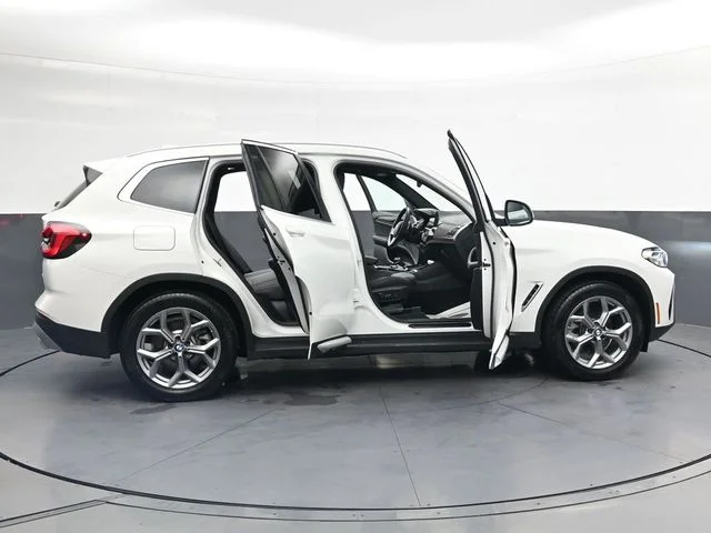 Used 2024  BMW xDrive30i image 37