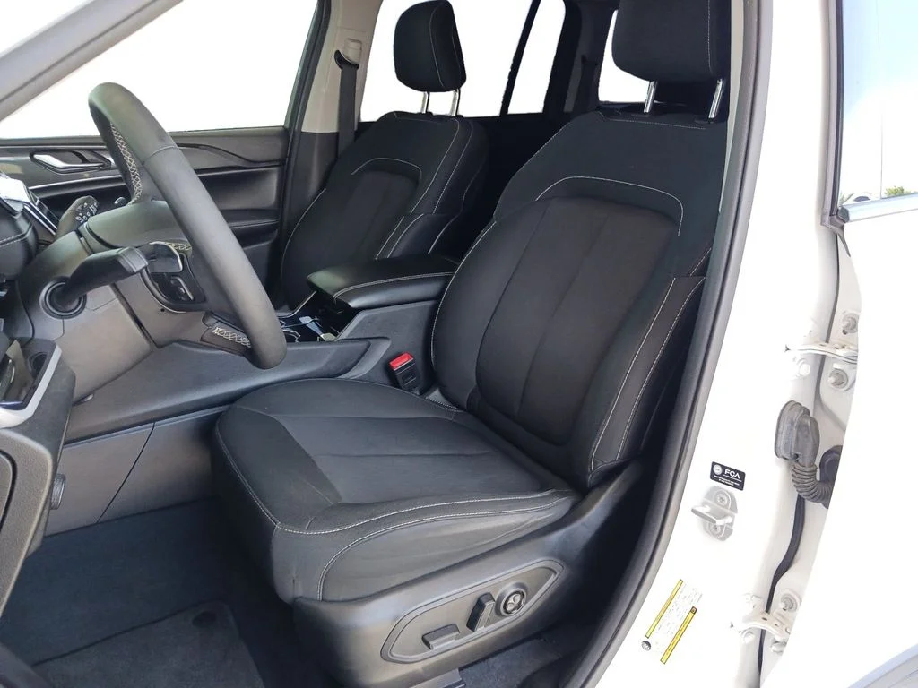 Used 2023 White Jeep Laredo image 27