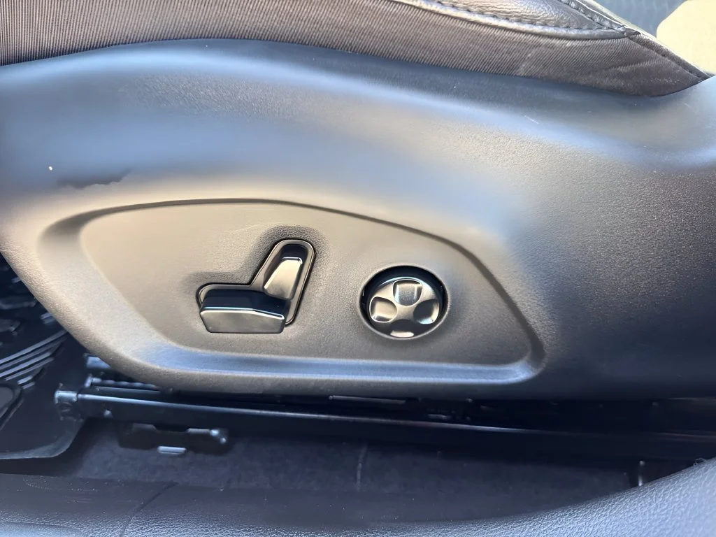 Used 2019 Red Jeep Latitude image 9
