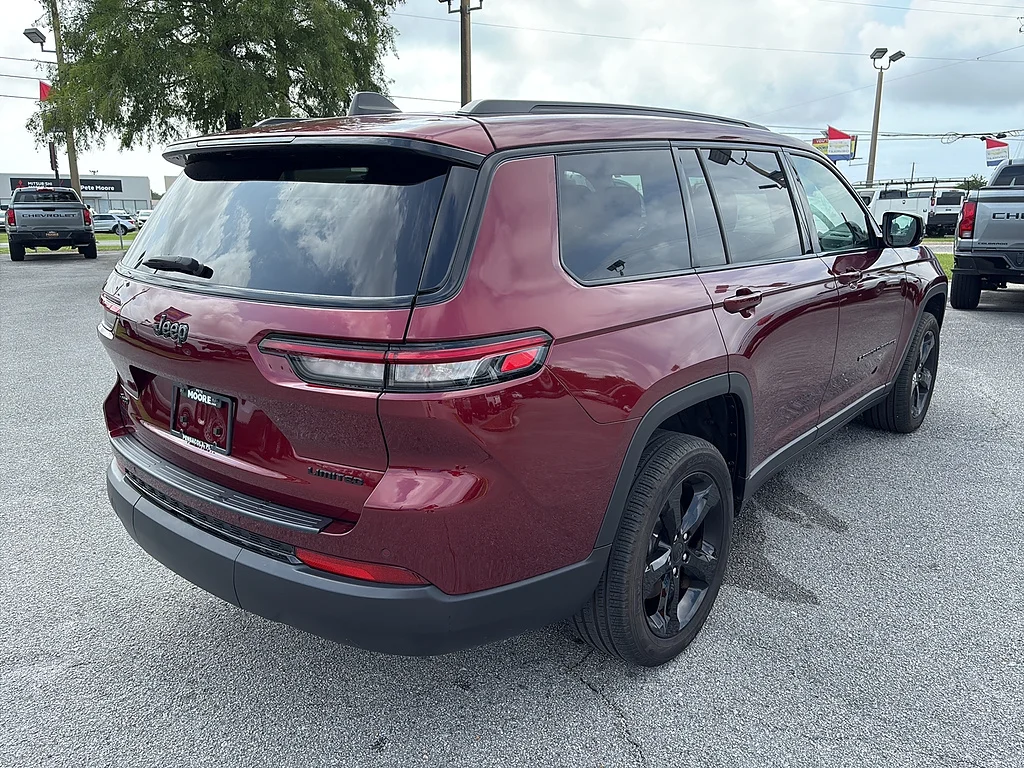 Used 2024 Velvet Red Pearl Coat Jeep  image 5