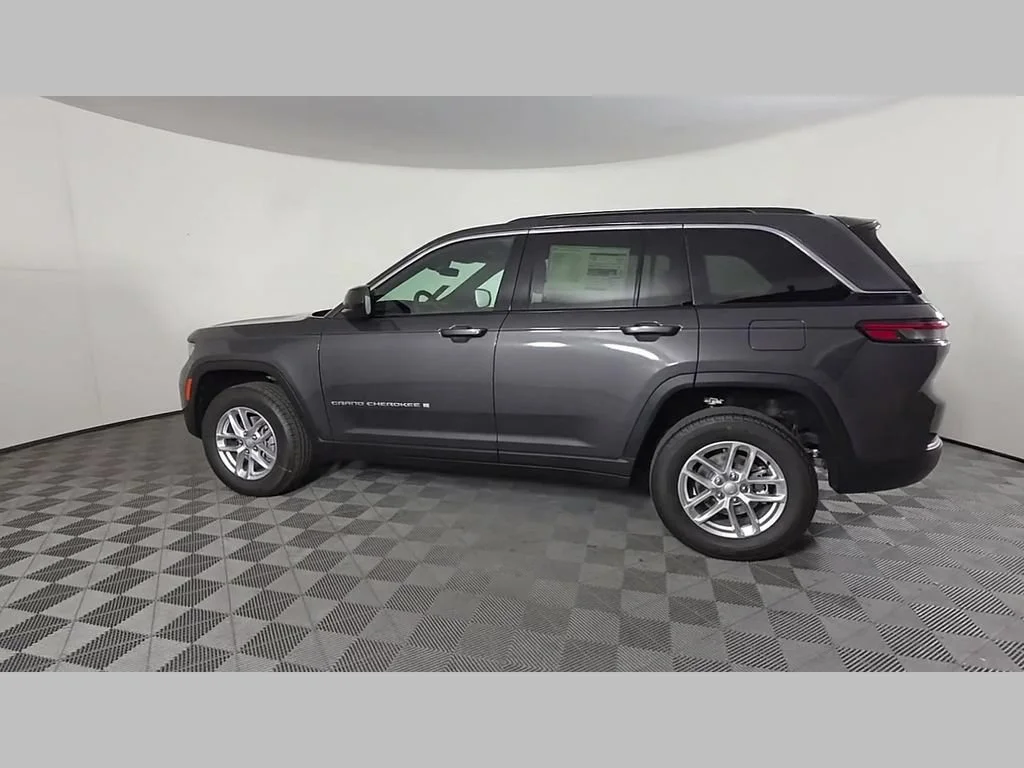 New 2026 Baltic Gray Metallic Clear-Coat Exterior Paint Jeep Laredo image 39