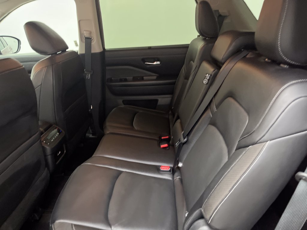 Used 2022 Red Nissan SL image 13