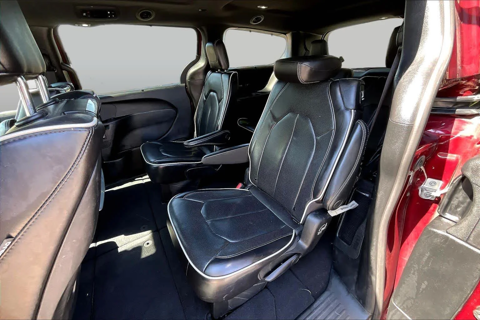 Used 2023 Velvet Red Pearlcoat Chrysler Limited image 20