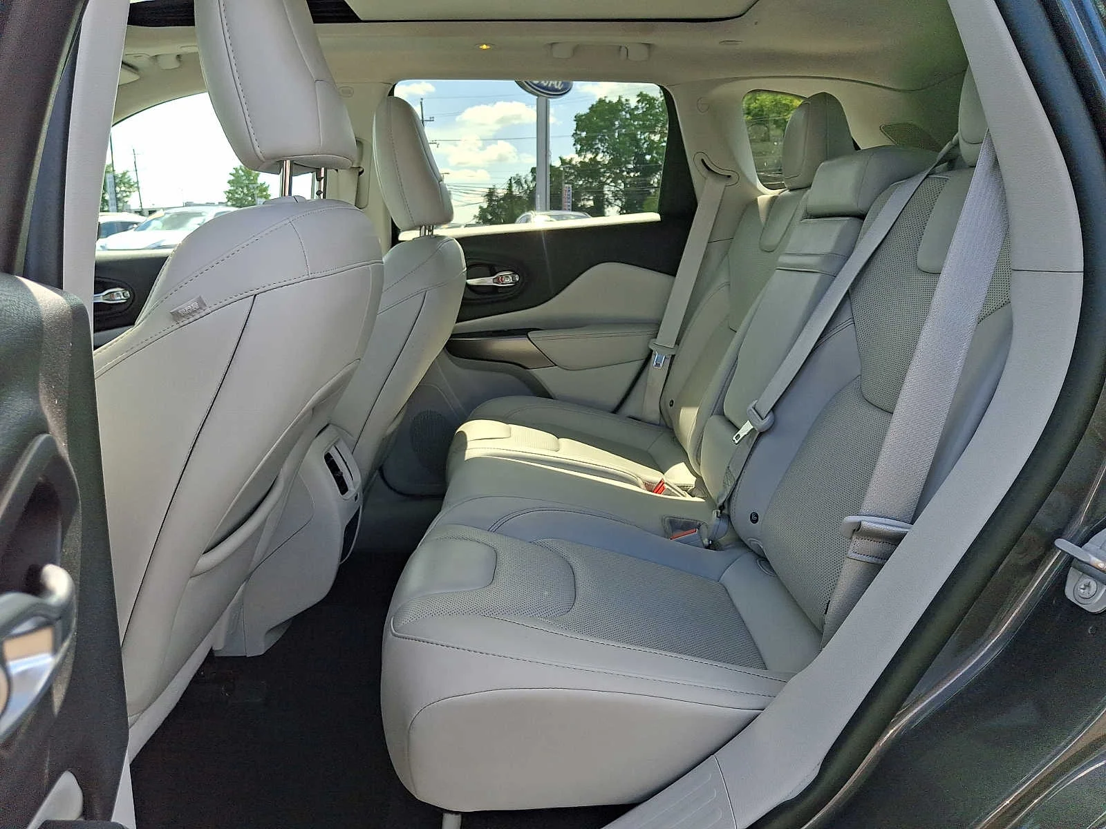 Used 2019 Granite Crystal Clearcoat Metallic Jeep Limited image 10