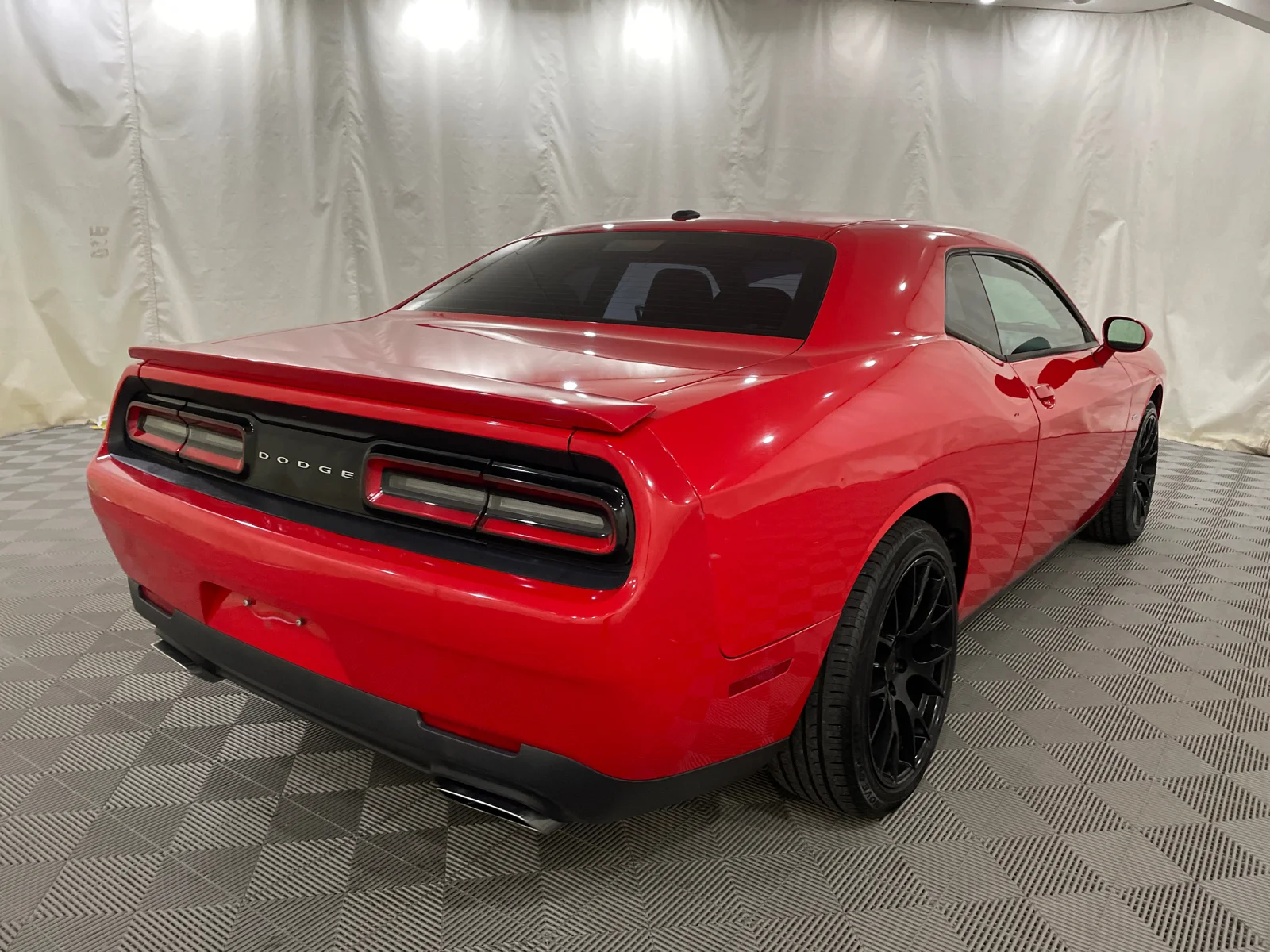 Used 2016 Torred Clearcoat Dodge R/T image 5
