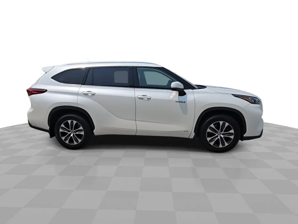 Used 2021  Toyota XLE image 9