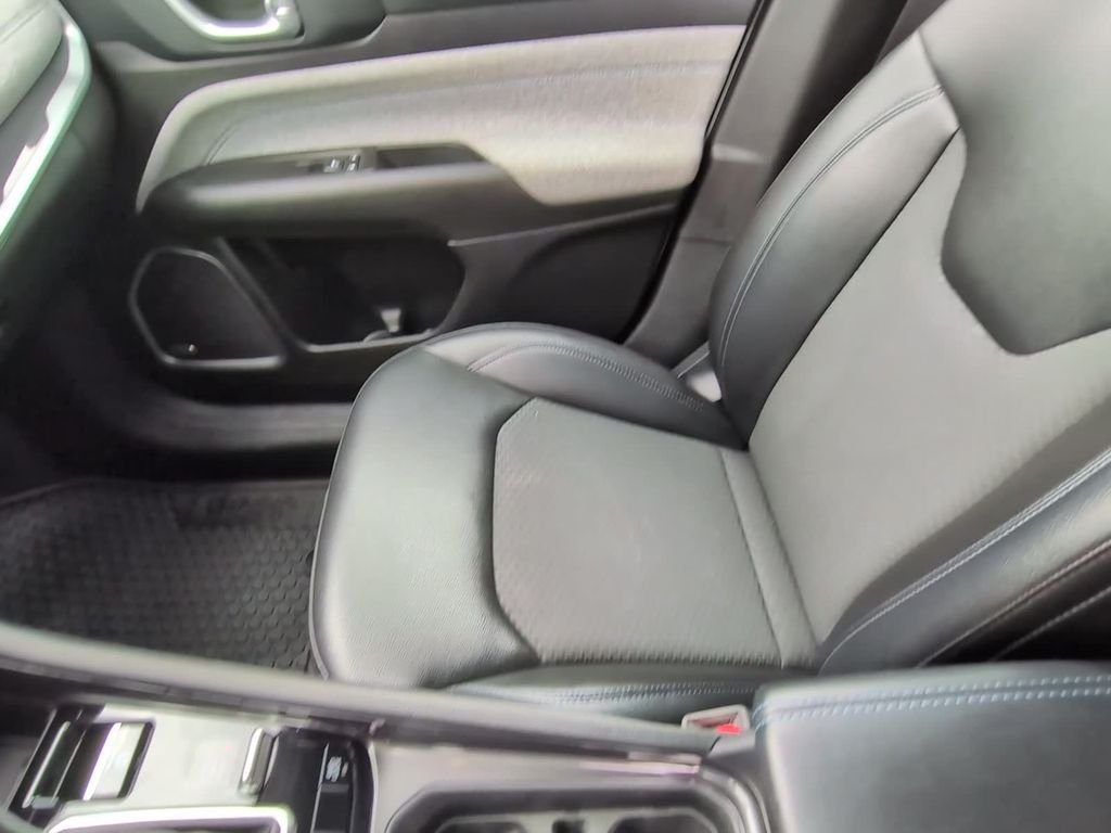 Used 2022 White Jeep Latitude image 33
