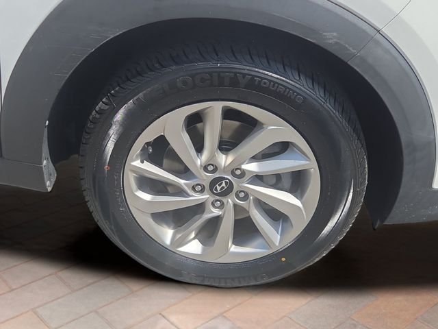 Used 2017 Winter White Hyundai SE image 11