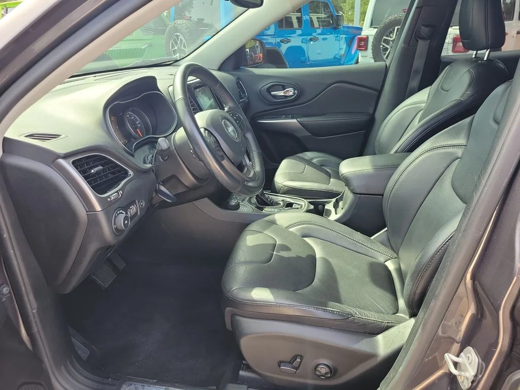 Used 2019 Gray Jeep Limited image 17