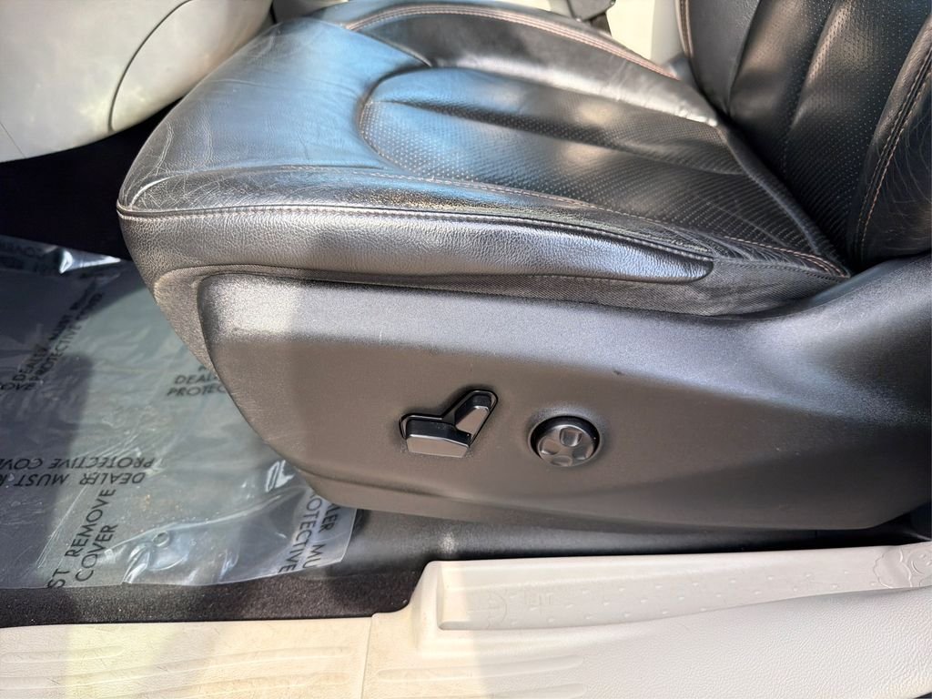 Used 2018 Billet Silver Metallic Clearcoat Chrysler Touring L image 19