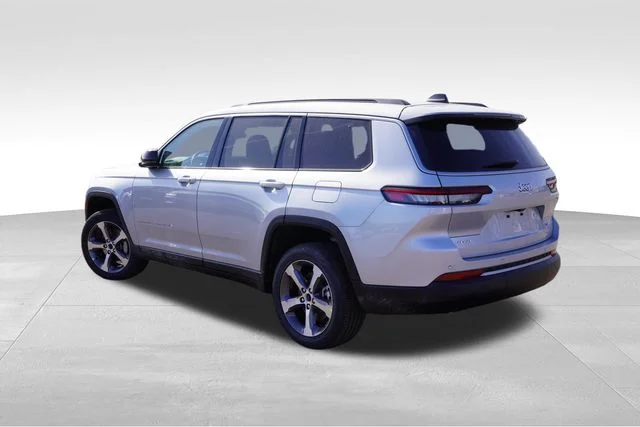New 2026 Silver Zynith Exterior Paint Jeep Limited image 5