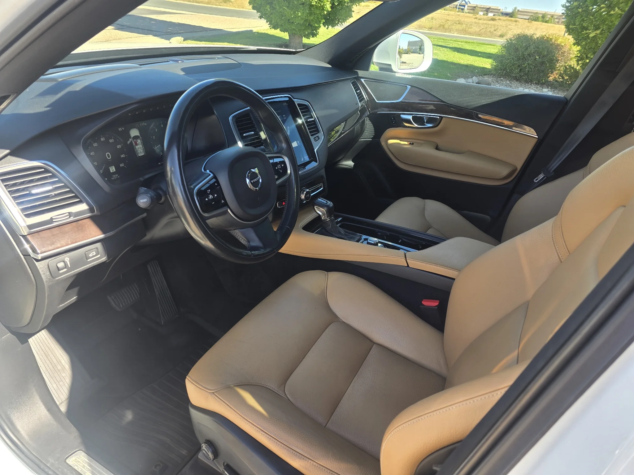 Used 2019 Crystal White Pearl Metallic Volvo Momentum image 26