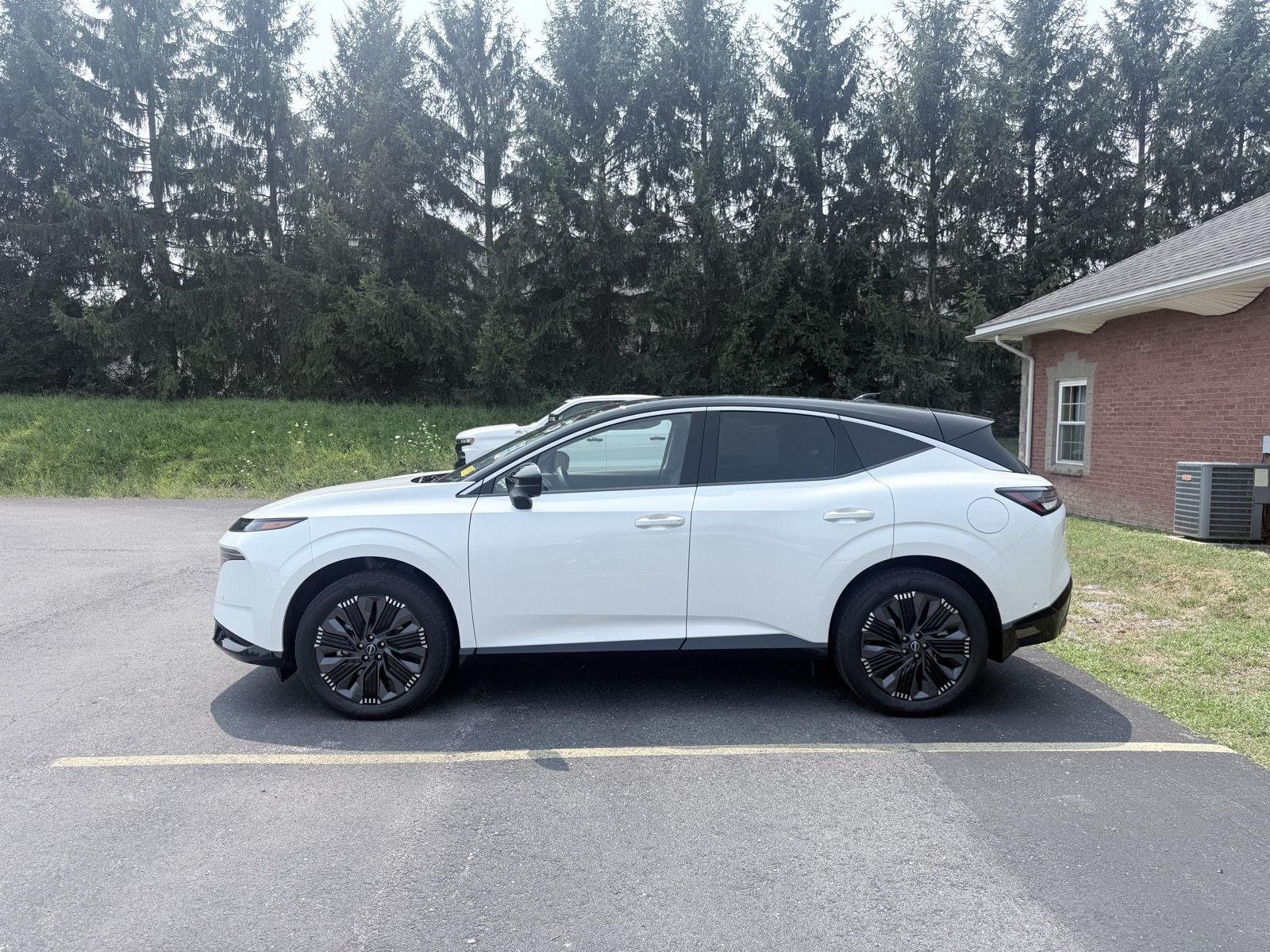 Used 2025 Everest White Pearl Tricoat/Super Black Nissan Platinum image 4