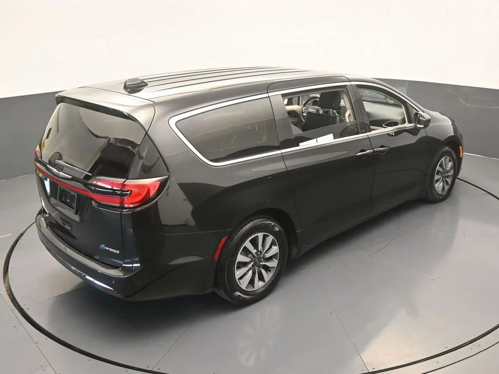 Used 2023 Brilliant Black Crystal Pearlcoat Chrysler Touring L image 51