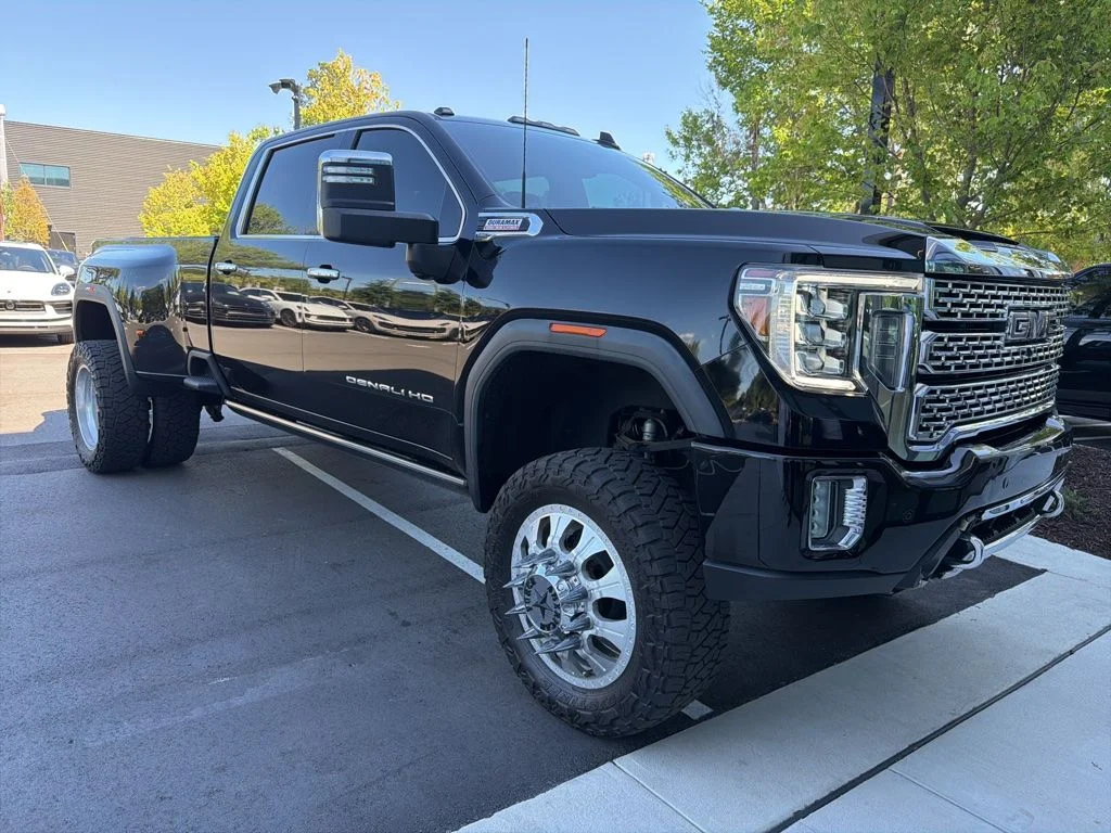 Used 2021 Onyx Black GMC Denali image 2