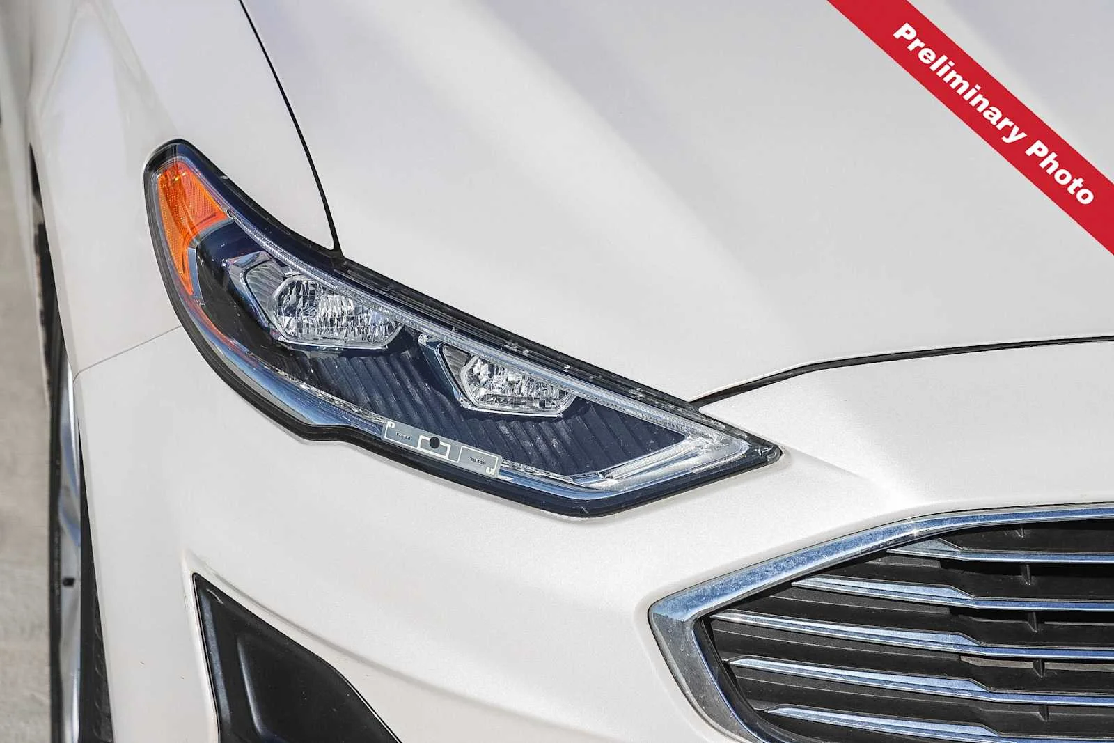 Used 2019 White Platinum Metallic Tri-Coat Ford SEL image 4