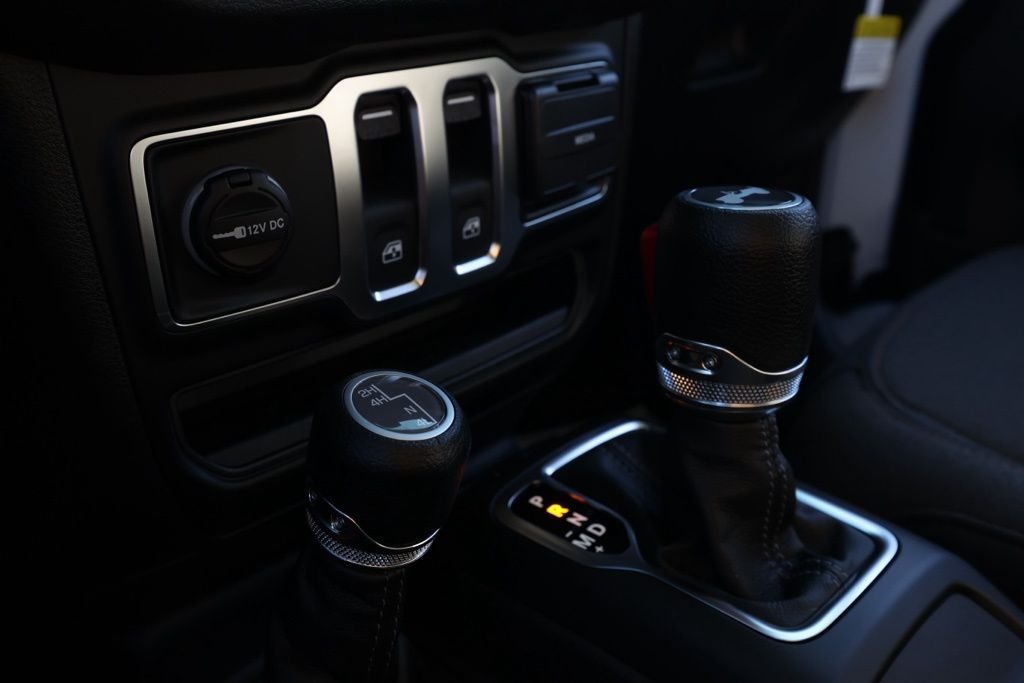 New 2026 Bright White Clear-Coat Exterior Paint Jeep Sport S image 27